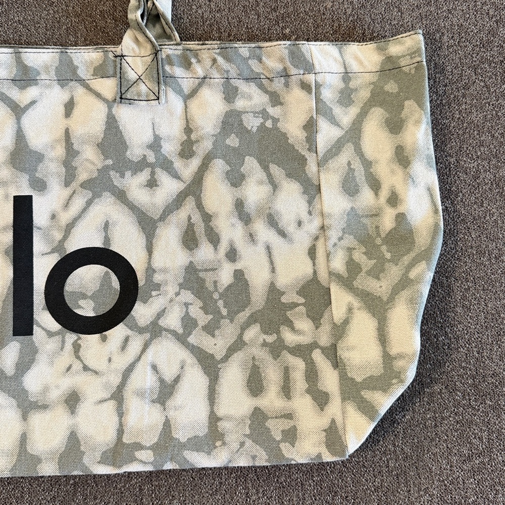 Alo Yoga Tie Dye Shopper Tote Bag Grey & White Tie Die Pattern 100% Cotton NWOT - Picture 3 of 9